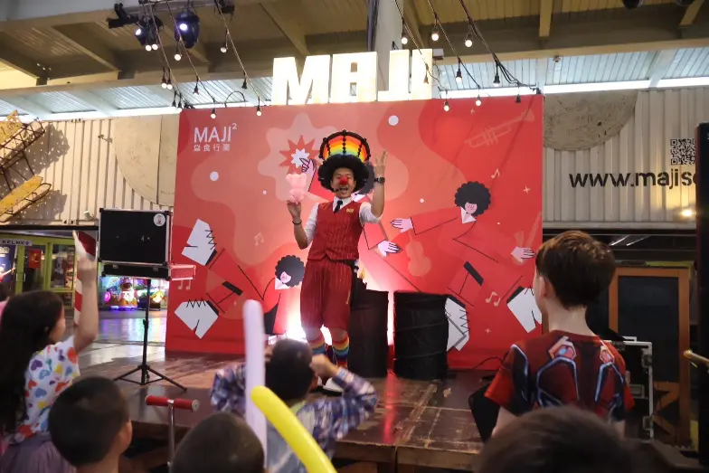 台北花博 MAJI 市集表演現場｜氣球大叔 Sony 氣球魔術街頭秀吸引觀眾圍觀