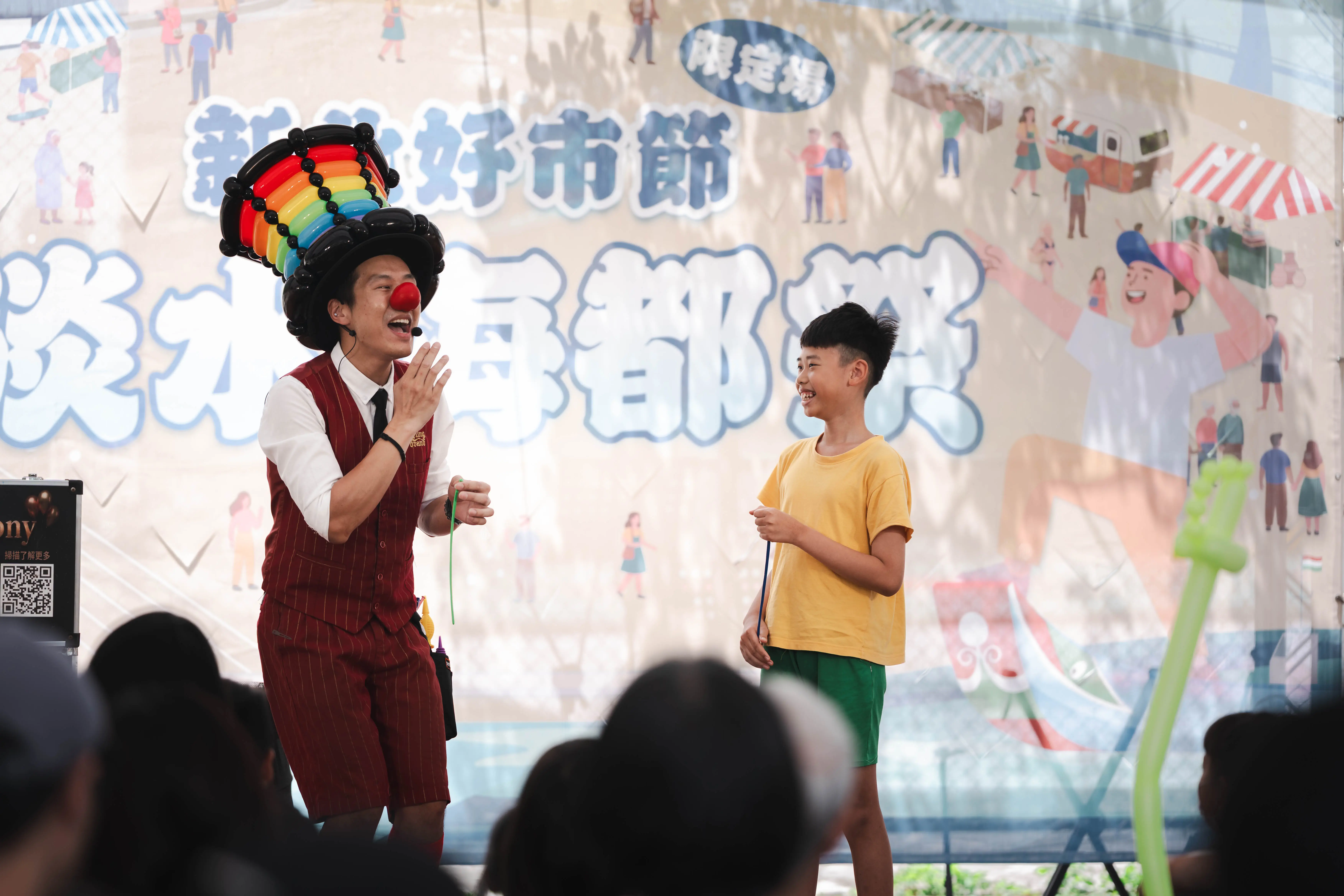 親子互動魔術秀舞台邀請小朋友上台參與互動