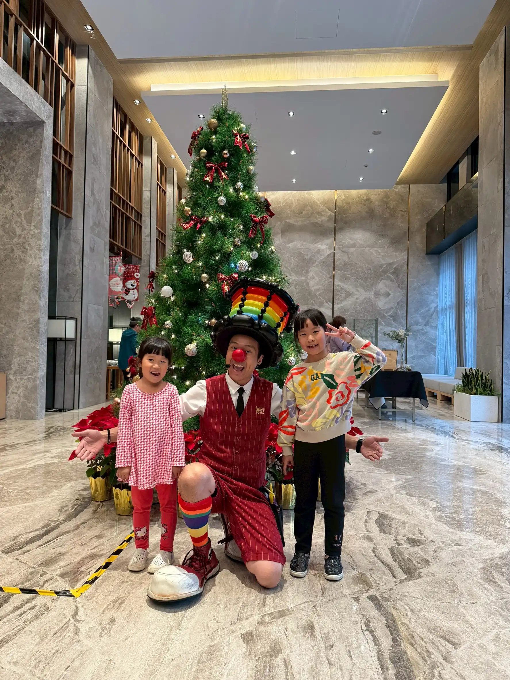 氣球大叔Sony與遠雄青晉社區的孩子們在聖誕樹前開心合影