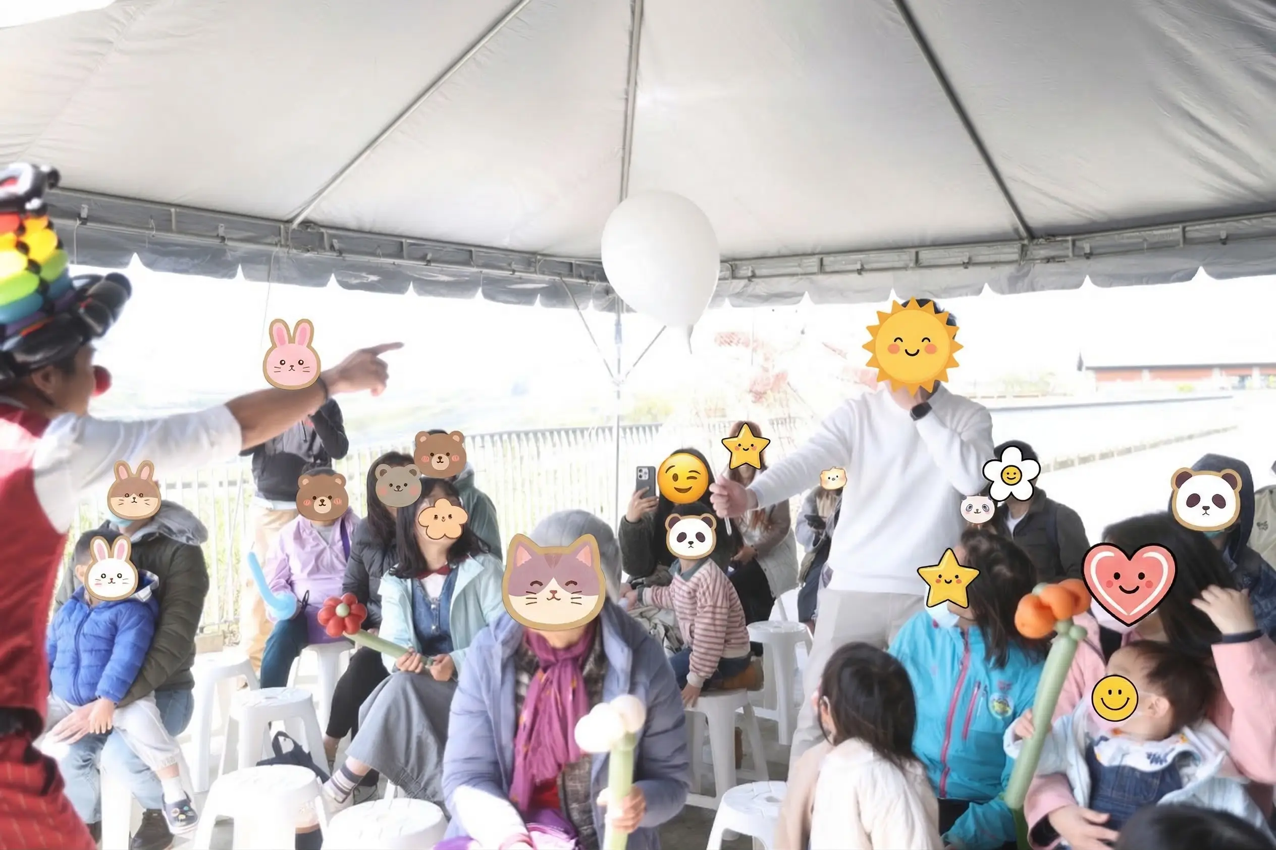 桃園龍潭親子活動現場觀眾互動實錄，魯冰花季舞台演出帶動熱烈氣氛。