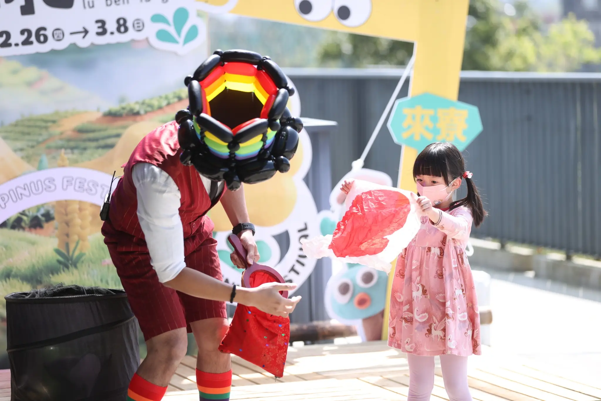 2026 桃園魯冰花季小朋友上台參與魔術演出，臺灣客家茶文化館現場充滿笑聲。