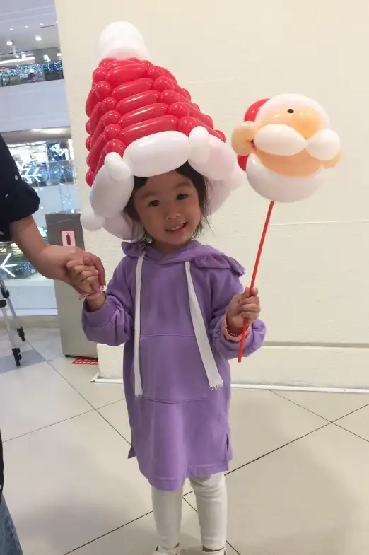 桃園台茂聖誕活動｜氣球大叔 Sony 手折聖誕氣球造型，快速演出吸引兒童圍觀