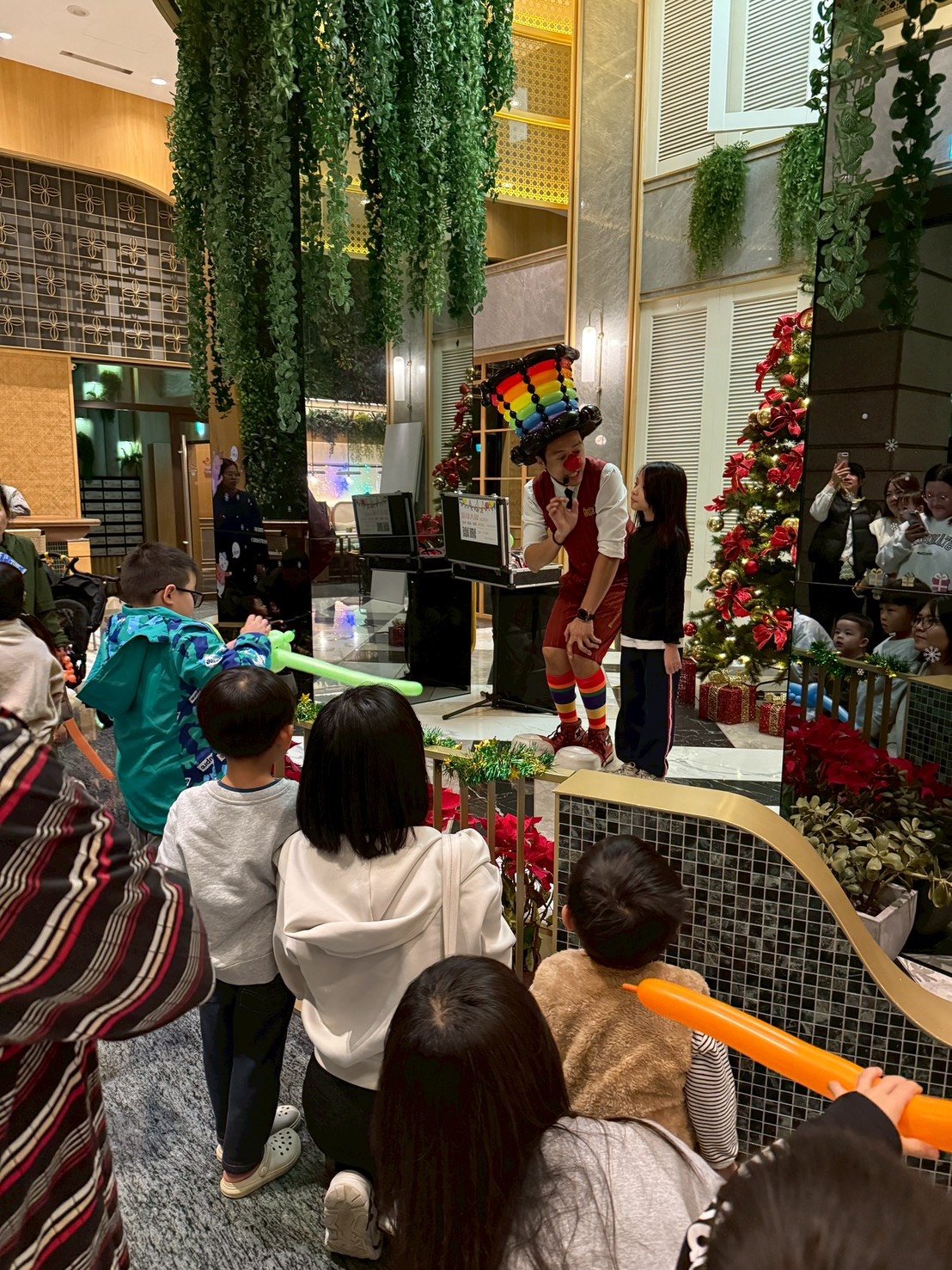 氣球大叔 Sony 在楊梅鼎藏大硯社區舞台表演，台下小朋友熱情舉手搶答