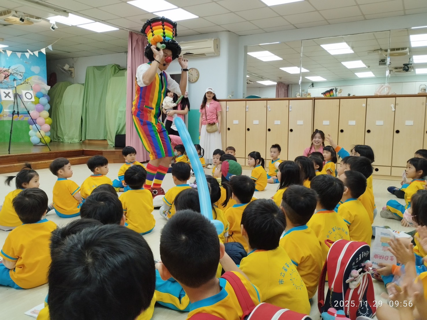 萬華幼兒園園慶，氣球大叔與小朋友近距離互動，氣氛熱鬧非凡