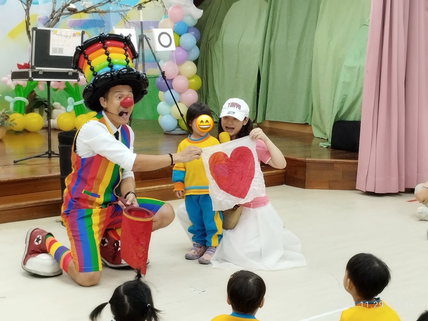 萬華幼兒園園慶活動中，氣球大叔與孩子共同完成紅心魔術表演