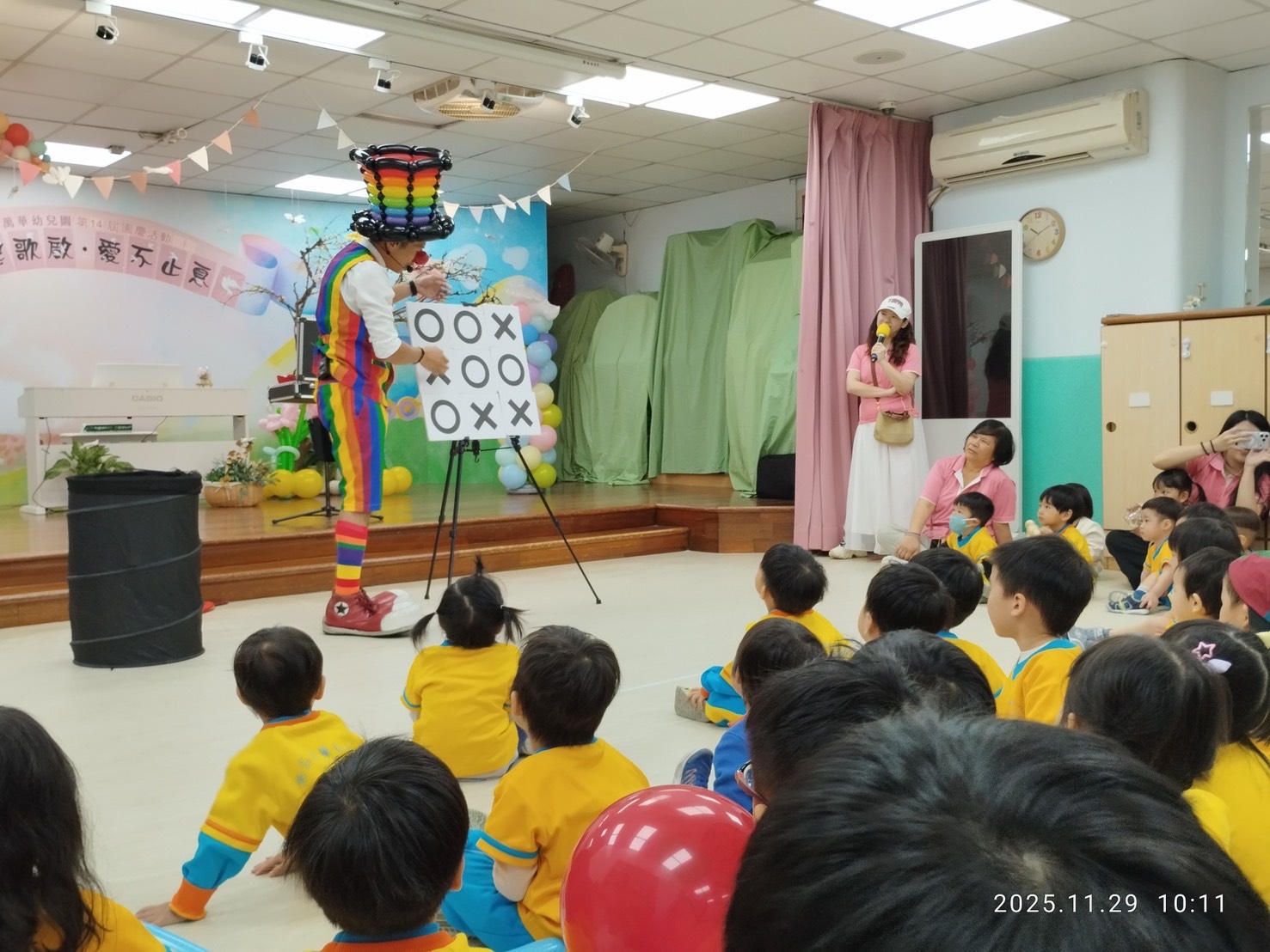 氣球大叔表演 OX 魔術遊戲，孩子們參與互動熱烈