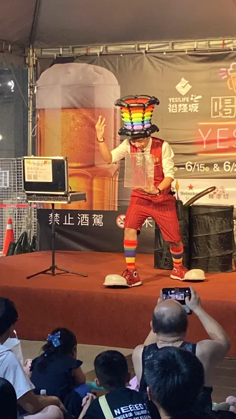 嘴巴吹破可樂瓶瞬間，觀眾舉手機狂拍