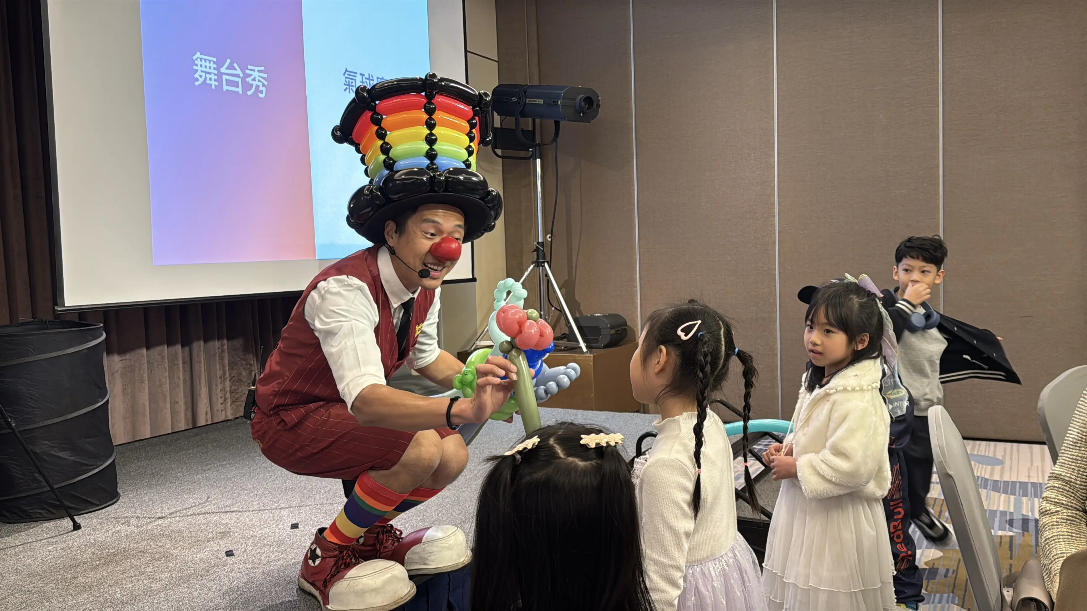 尾牙氣球表演近距離互動，氣球大叔 Sony 發送氣球作品