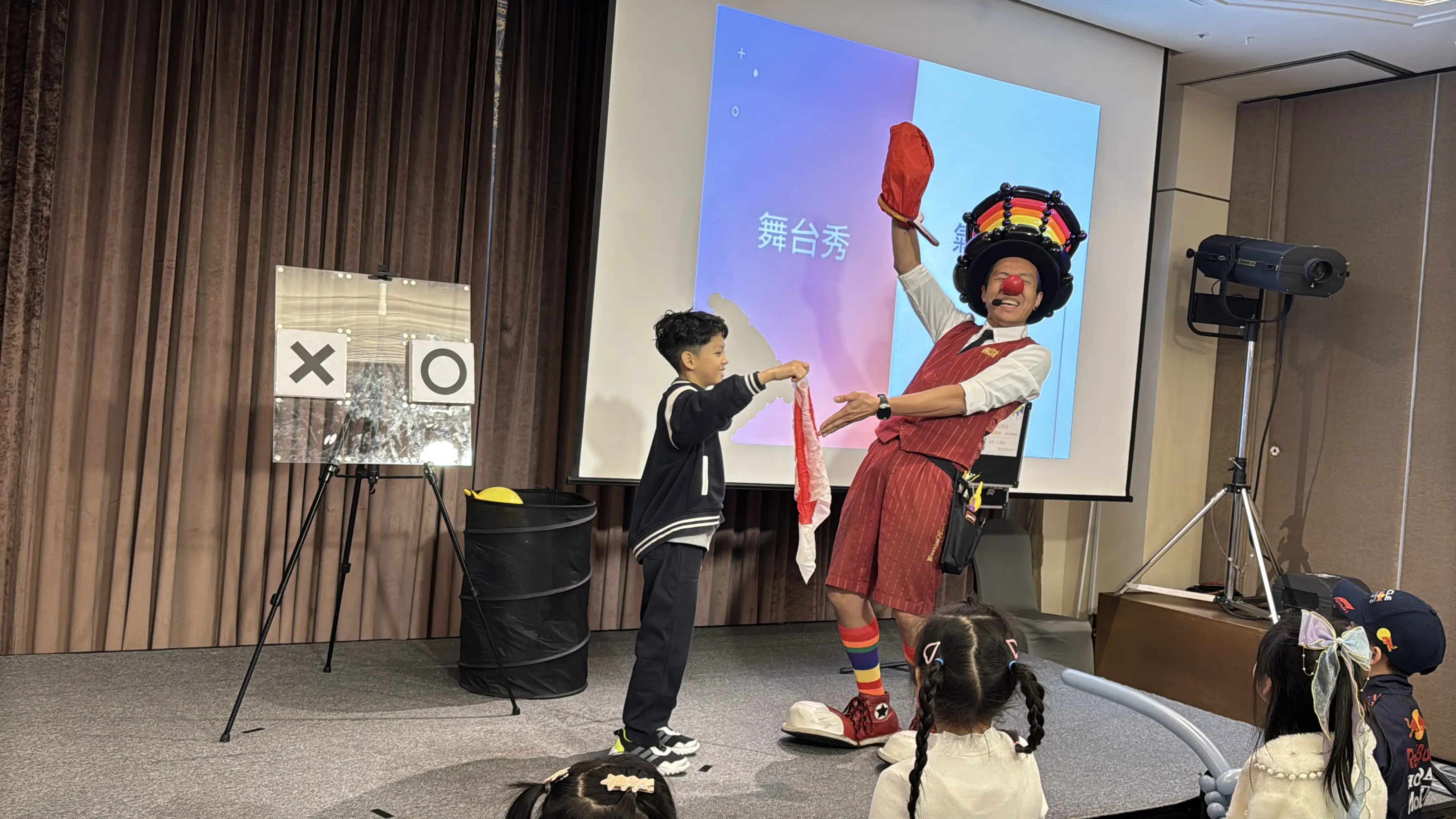 尾牙魔術表演觀眾互動，男孩參與愛心絲巾舞台互動橋段