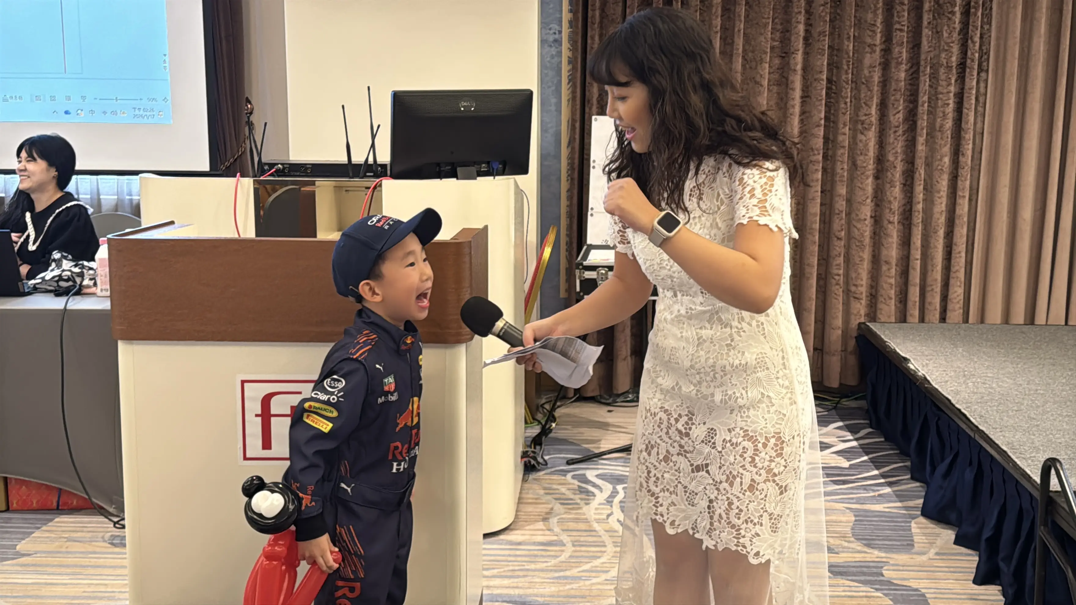 企業尾牙主持互動，主持人兵兵與台下觀眾同樂