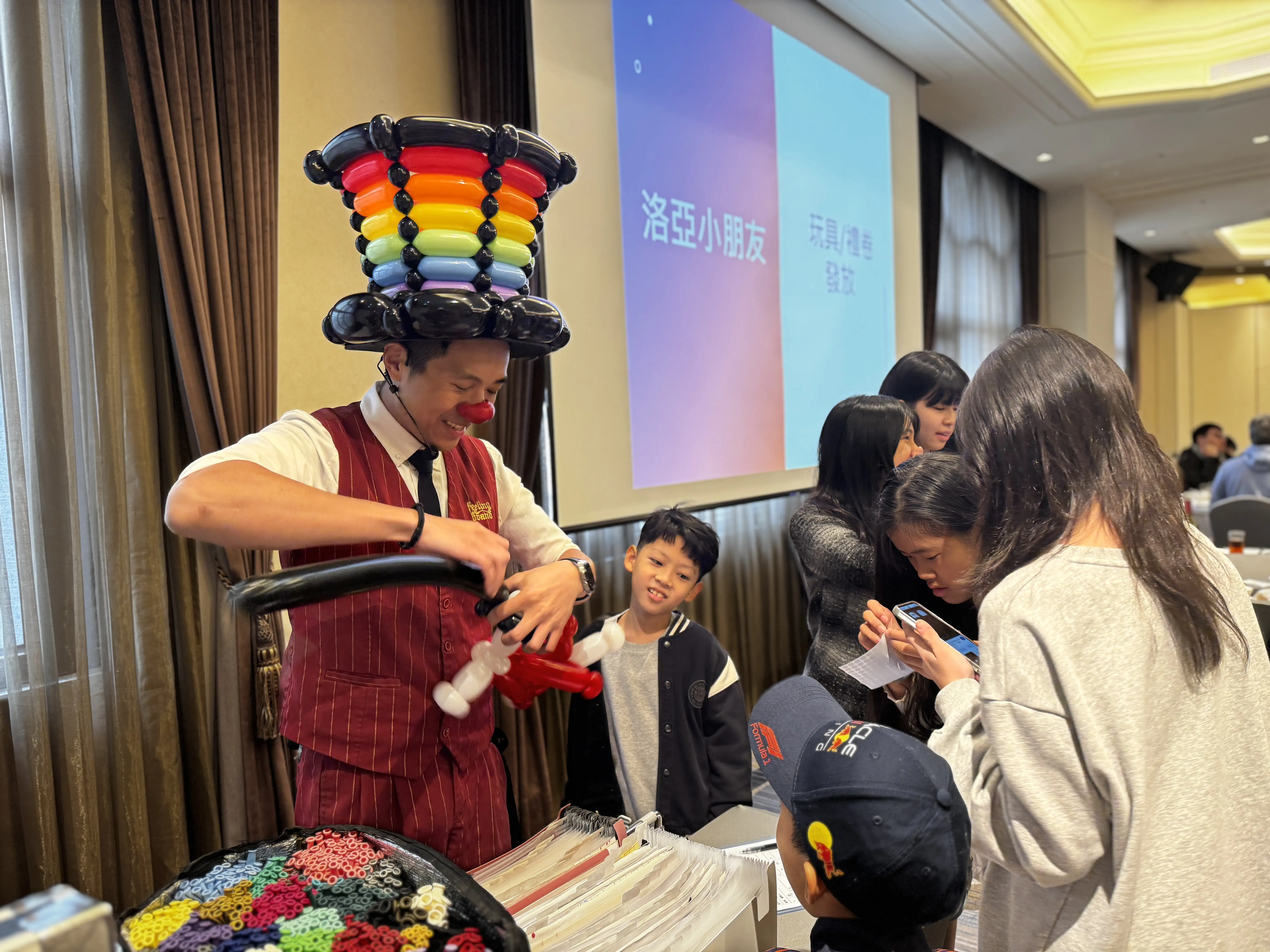 汐止尾牙定點氣球手折，餐敘空檔桌邊氣球互動