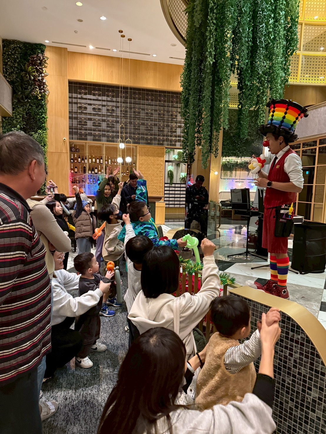 氣球大叔近距離與小女孩互動，展現親切有趣的表演風格